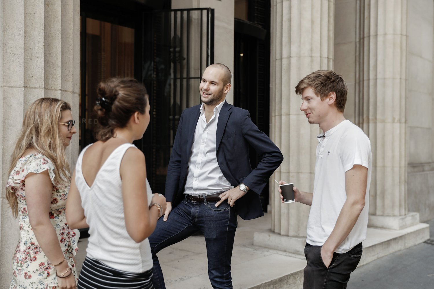 Equipe WeShareBonds devant leurs bureaux, au 53 quai d'Orsay à Paris